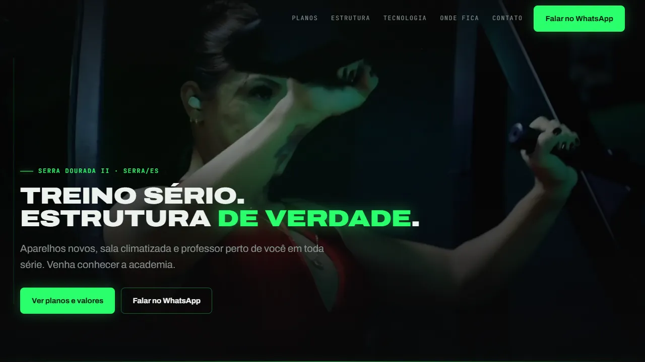 Primeira tela do site da academia: chamada “Treino sério. Estrutura de verdade.” em verde sobre a imagem escura de alguém treinando.