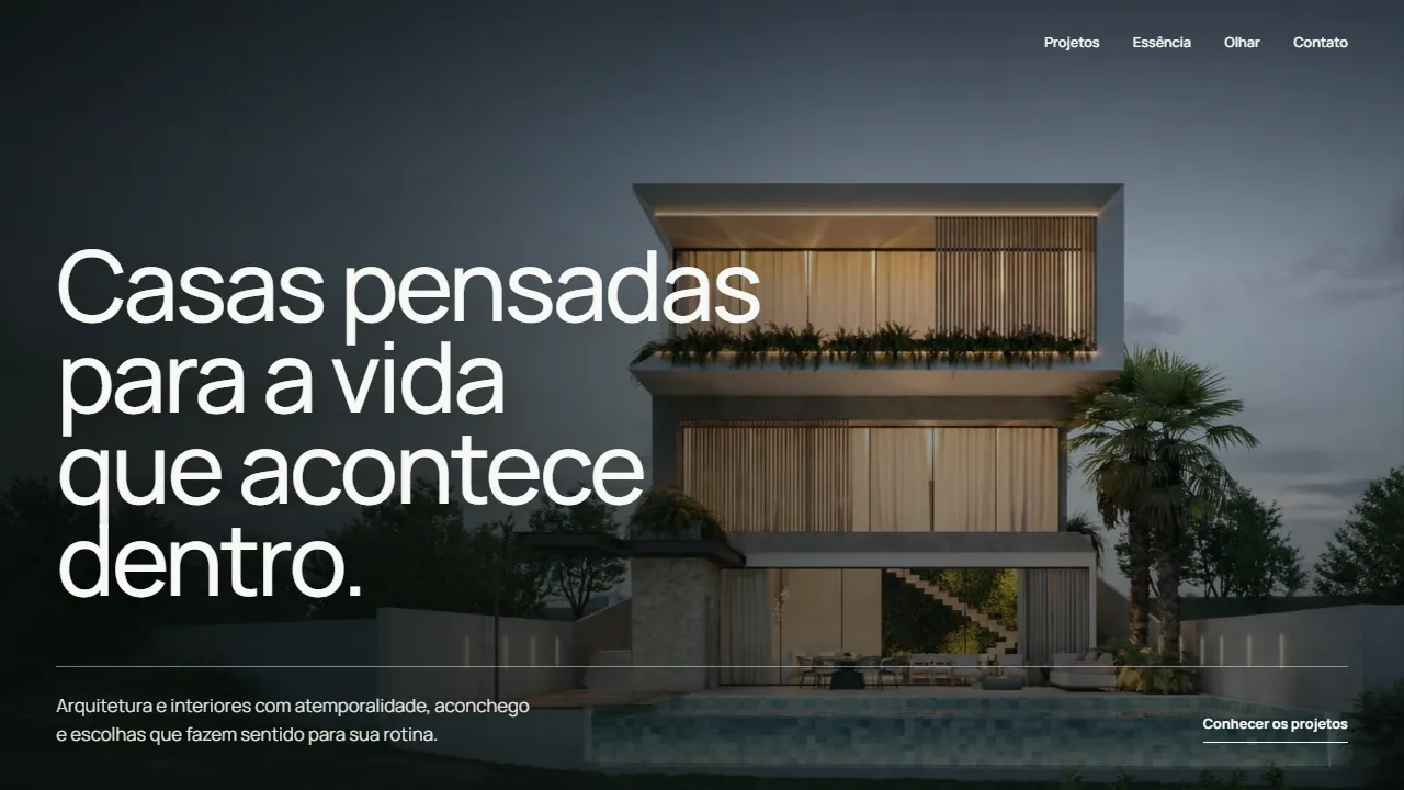 Primeira tela do site do escritório de arquitetura: chamada “Casas pensadas para a vida que acontece dentro.” sobre a foto noturna de uma casa contemporânea.