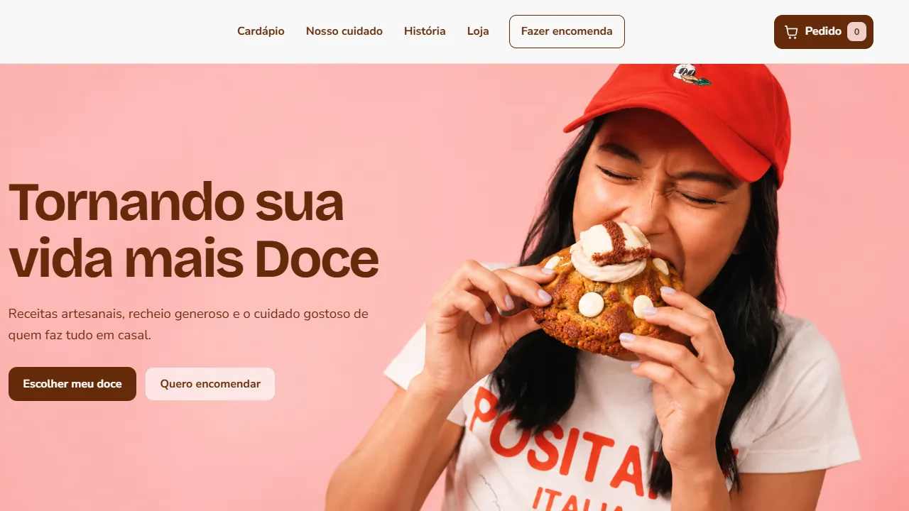 Primeira tela do site da confeitaria: chamada “Tornando sua vida mais Doce” sobre fundo rosa, ao lado da foto de uma pessoa mordendo um cookie.